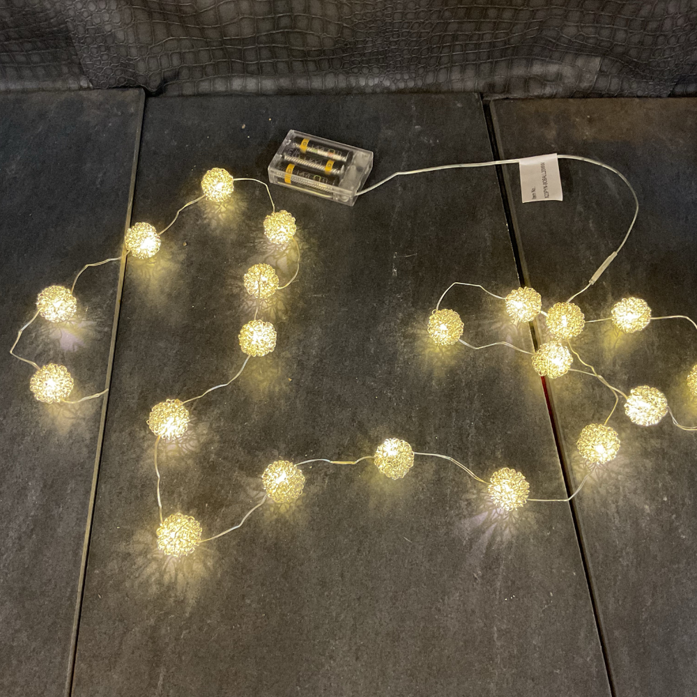 Wire balls warm lights 20 LED's 2m. battery operated