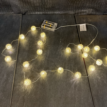 Load image into Gallery viewer, Wire balls warm lights 20 LED&#39;s 2m. battery operated
