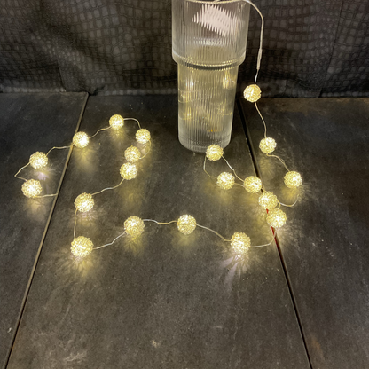 Wire balls warm lights 20 LED's 2m. battery operated